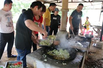 深圳华银压铸厂做饭